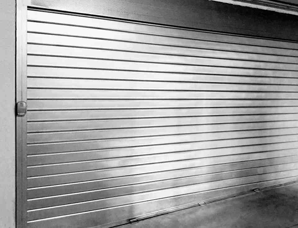 persiana enrollable metalica 960x733 - Persianas de seguridad de aluminio