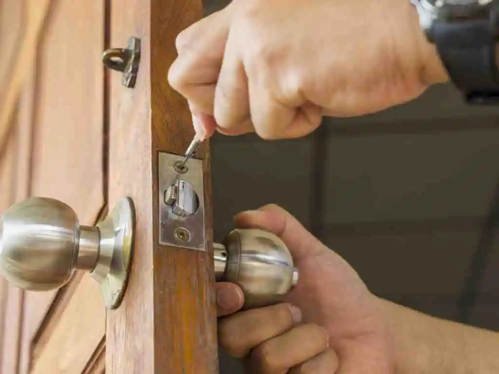 residential locksmith 1024x768 - Cerrajero Novelda 24 Horas Cerrajeros Novelda Urgente